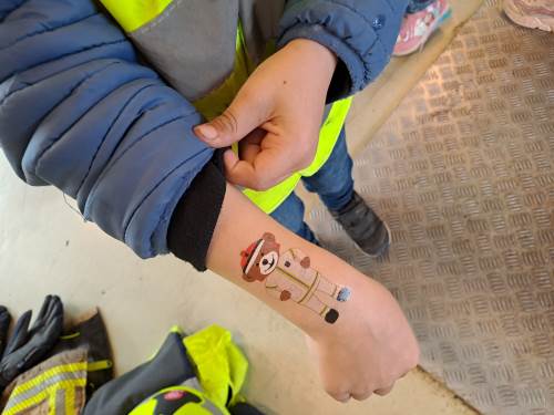 Førskolebarna fikk Bjørnis-tattovering når de var på Brannstasjonen